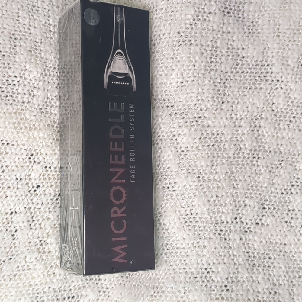 Beauty by ORA Silver Deluxe Microneedle Roller (0.25mm), One Skincare Tool - Picture 4 of 13